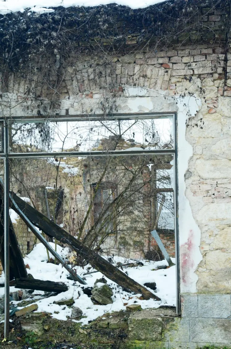 Mno&scaron;tvo ru&scaron;evina kuća u Hrvatskoj Kostajnici i 24 godina nakon zavr&scaron;etka rata podsjećaju na stradanja grada i ljudi.