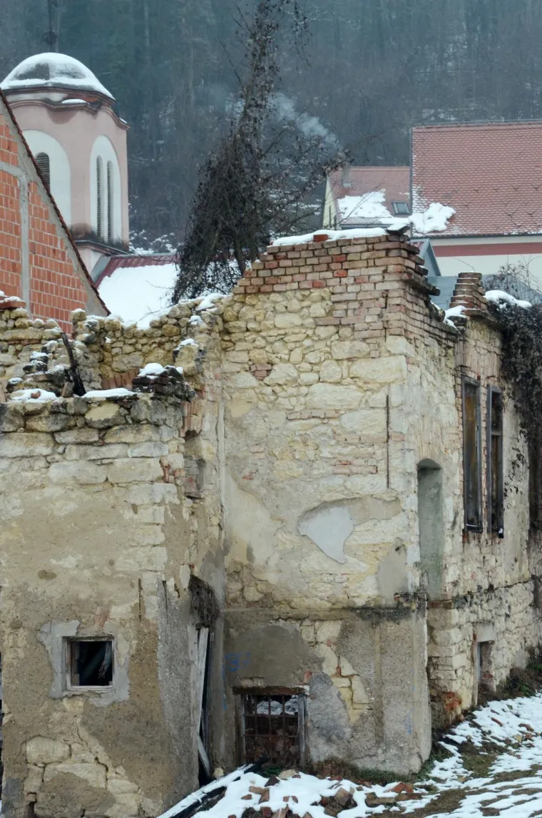 Mno&scaron;tvo ru&scaron;evina kuća u Hrvatskoj Kostajnici i 24 godina nakon zavr&scaron;etka rata podsjećaju na stradanja grada i ljudi.