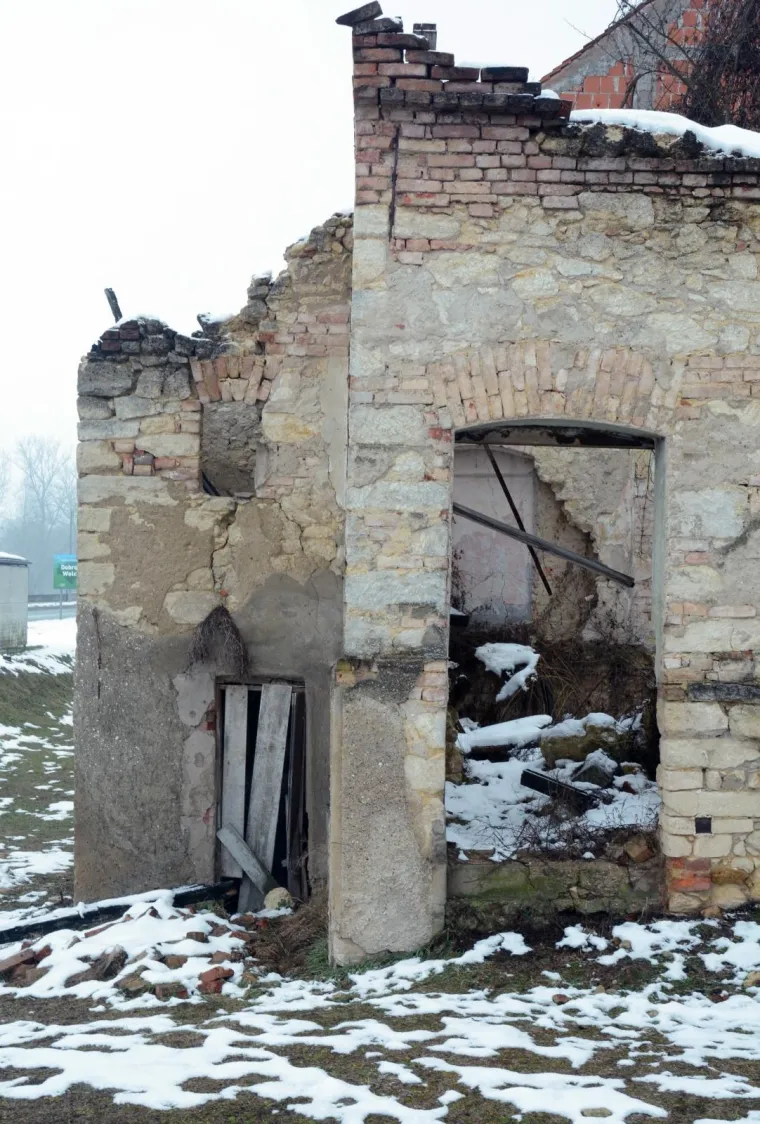 Mno&scaron;tvo ru&scaron;evina kuća u Hrvatskoj Kostajnici i 24 godina nakon zavr&scaron;etka rata podsjećaju na stradanja grada i ljudi.