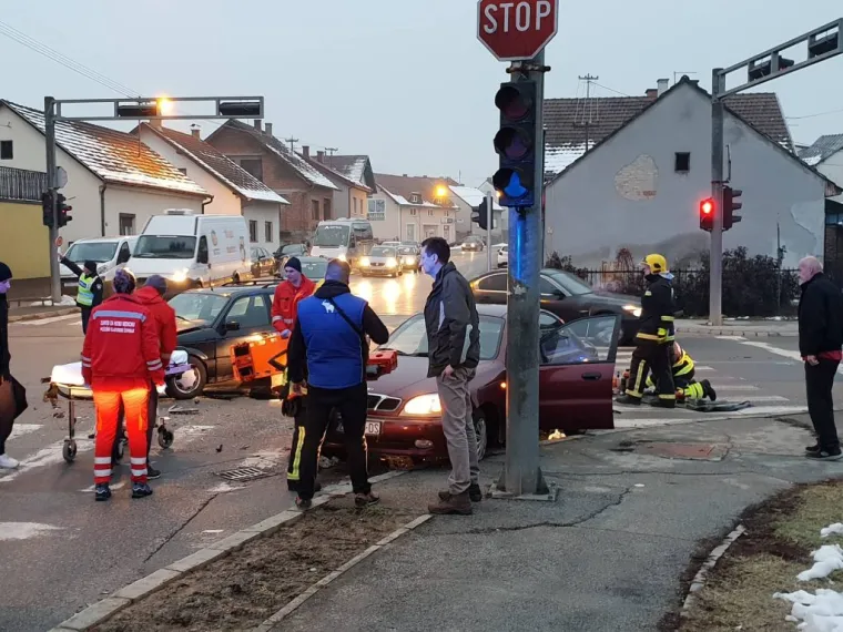 FOTO Te&scaron;ka nesreća u Požegi: Iz zgnječenog auta vatrogasci izvlačili ženu