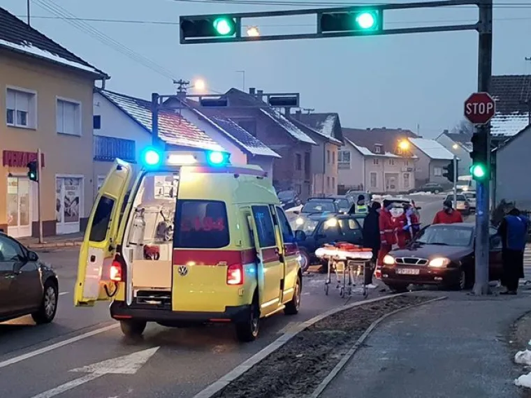 FOTO Te&scaron;ka nesreća u Požegi: Iz zgnječenog auta vatrogasci izvlačili ženu