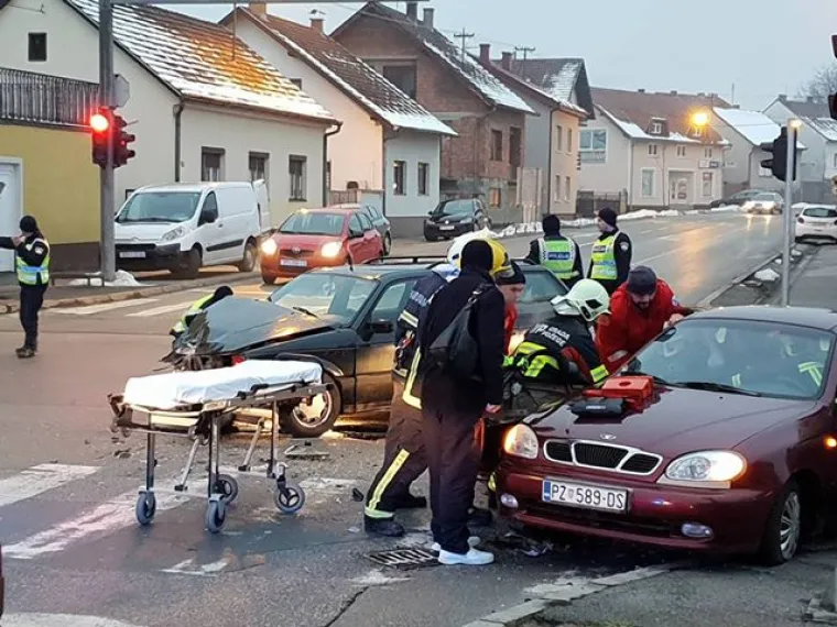 FOTO Te&scaron;ka nesreća u Požegi: Iz zgnječenog auta vatrogasci izvlačili ženu