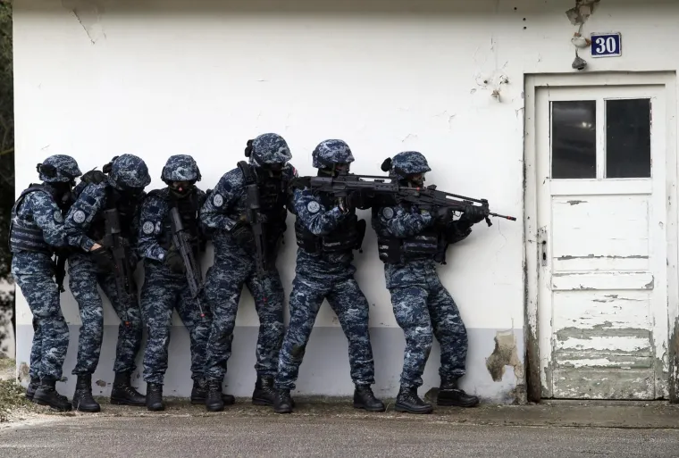 Predsjednik Vlade Andrej Plenković, ministar obrane Damir Krstičević i načelnik Glavnog stožera Oružanih snaga RH general zbora Mirko &Scaron;undov obi&scaron;li su vojarnu 116. brigade Hrvatske vojske gdje je vojska izvela vježbu.