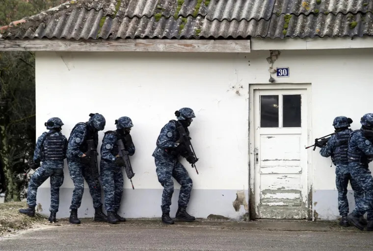 Predsjednik Vlade Andrej Plenković, ministar obrane Damir Krstičević i načelnik Glavnog stožera Oružanih snaga RH general zbora Mirko &Scaron;undov obi&scaron;li su vojarnu 116. brigade Hrvatske vojske gdje je vojska izvela vježbu.