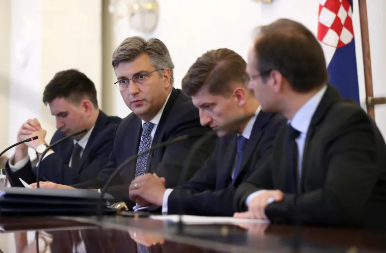 Zavirili smo u imovinske kartice: Evo koliko svakog mjeseca izdvajamo za plaće premijera, ministre i ministrice!