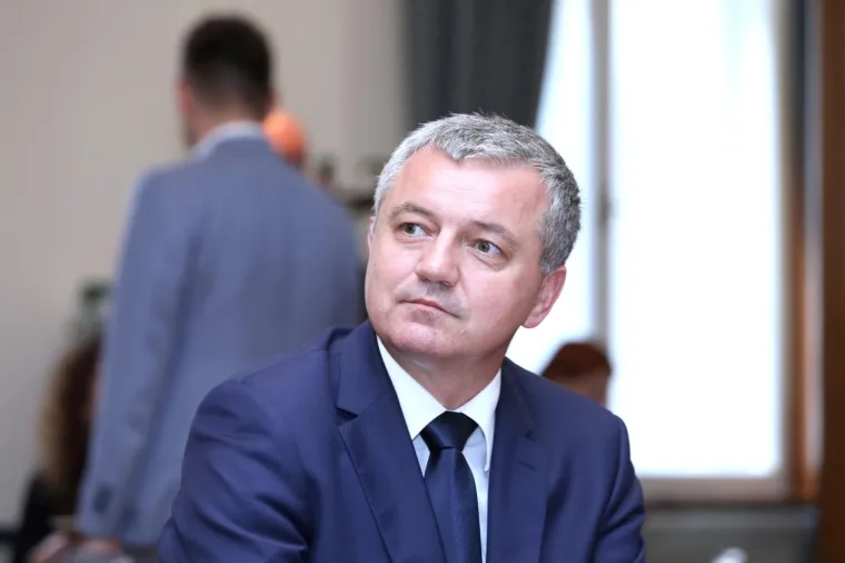 Ministar gospodarstva, poduzetni&scaron;tva i obrta, Darko Horvat, diplomirani inženjer elektrotehnike, 18.710 kuna (oženjen, ima djecu, prebivali&scaron;te u Donjoj Dubravi)