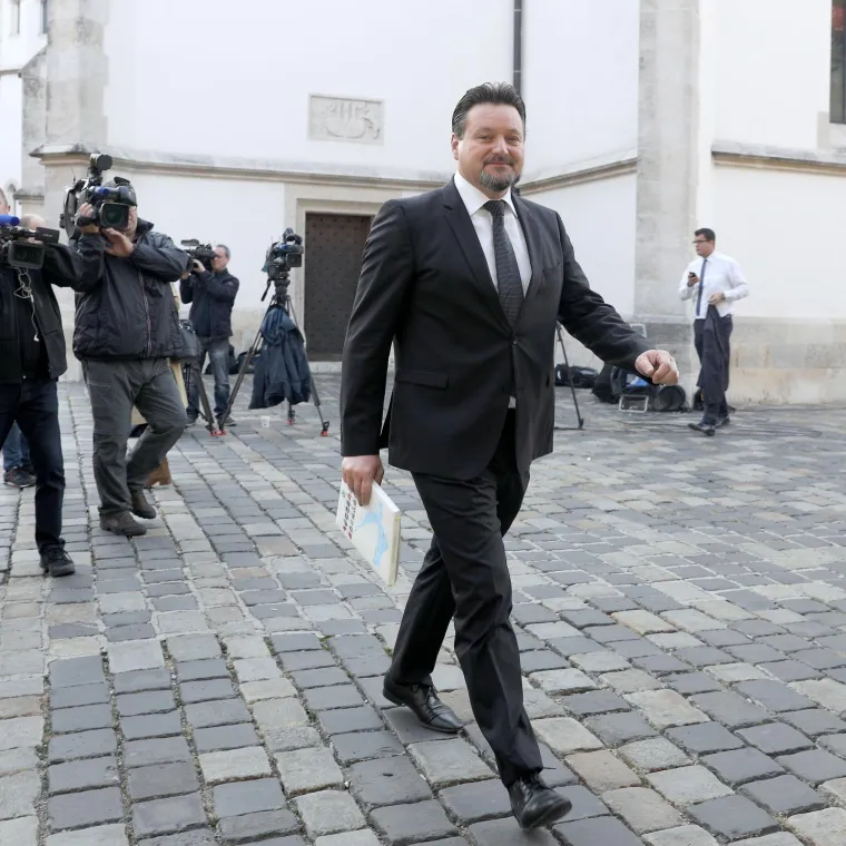 Ministar uprave, Lovro Ku&scaron;čević, diplomirani pravnik, 18.331 kuna (oženjen, ima djecu, prebivali&scaron;te u Nereži&scaron;ćima, boravi&scaron;te u Zagrebu)