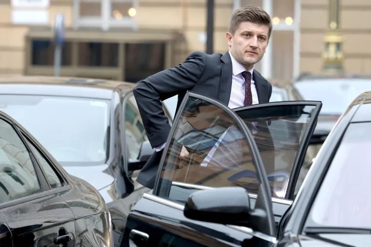 Ministar financija, Zdravko Marić, doktor ekonomije, 17.505 kuna (oženjen, ima djecu, prebivali&scaron;te u Zagrebu), plus 36.000 kuna godi&scaron;nje od kapitala