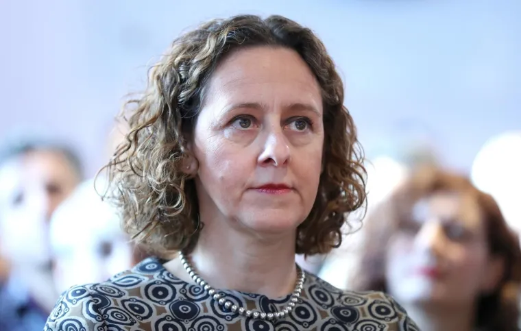 Ministrica kulture, Nina Obuljen Koržinek, doktorica politologije, 15.505 kuna (udana, nema djecu, prebivali&scaron;te u Zagrebu), plus 206.310 kuna godi&scaron;nje od drugog dohotka; 2.978 kuna jednokratno od nastavne djelatnosti, 2.162 kune jednokratno od nastavne djelatnosti te 11.440 kuna jednokratno od drugog dohotka