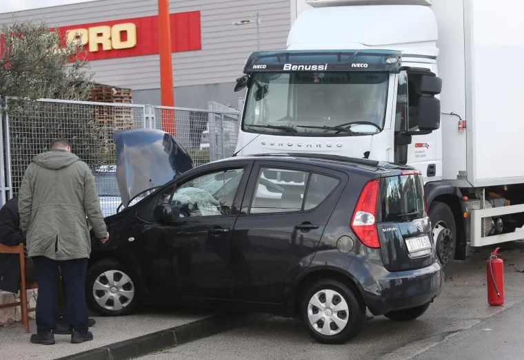 &Scaron;ibenik: U sudaru osobnog automobila i kamiona dvije su osobe ozlijeđene