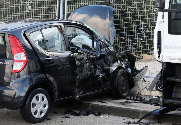 &Scaron;ibenik: U sudaru osobnog automobila i kamiona dvije su osobe ozlijeđene