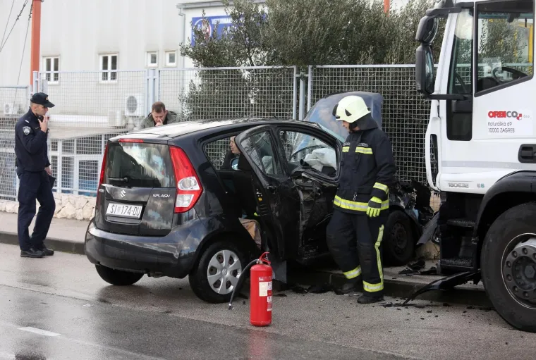 &Scaron;ibenik: U sudaru osobnog automobila i kamiona dvije su osobe ozlijeđene