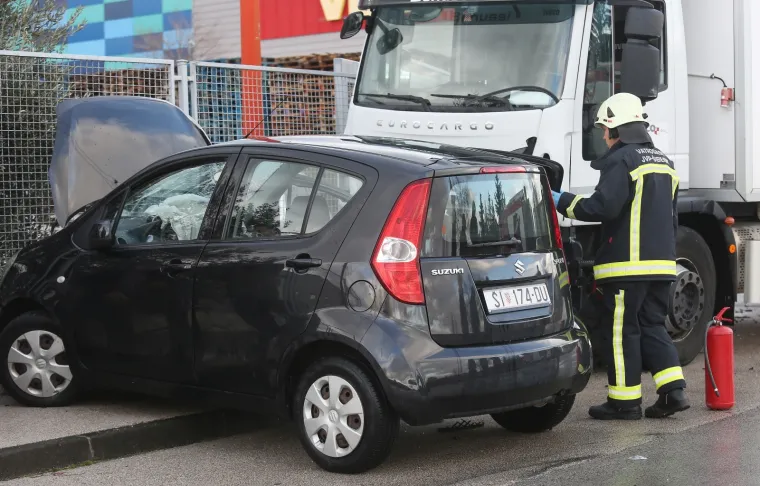 &Scaron;ibenik: U sudaru osobnog automobila i kamiona dvije su osobe ozlijeđene