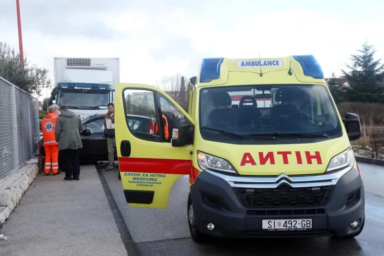 &Scaron;ibenik: U sudaru osobnog automobila i kamiona dvije su osobe ozlijeđene