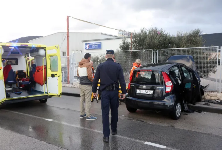 &Scaron;ibenik: U sudaru osobnog automobila i kamiona dvije su osobe ozlijeđene