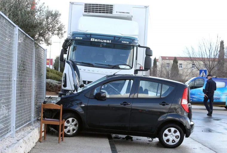 &Scaron;ibenik: U sudaru osobnog automobila i kamiona dvije su osobe ozlijeđene