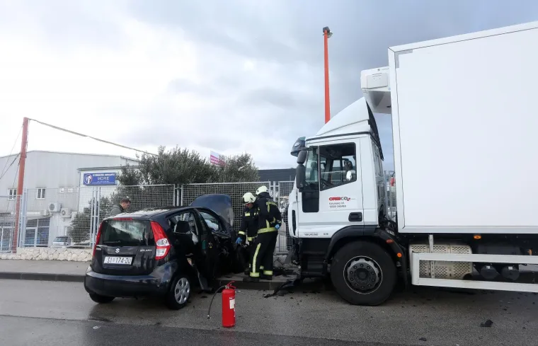 &Scaron;ibenik: U sudaru osobnog automobila i kamiona dvije su osobe ozlijeđene