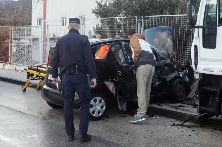 &Scaron;ibenik: U sudaru osobnog automobila i kamiona dvije su osobe ozlijeđene