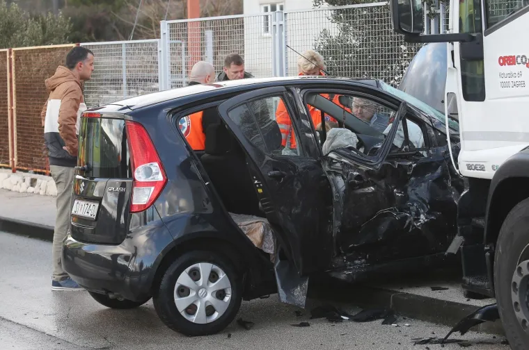&Scaron;ibenik: U sudaru osobnog automobila i kamiona dvije su osobe ozlijeđene