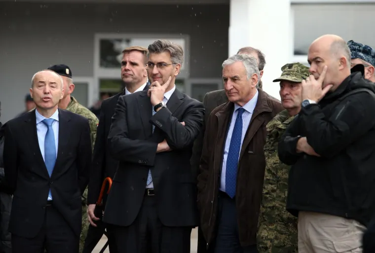 [FOTO] VOJNA VJEŽBA NOVE ELITNE POSTROJBE HRVATSKE VOJSKE: Zami&scaron;ljeni Plenković promatrao 'uhićenje'