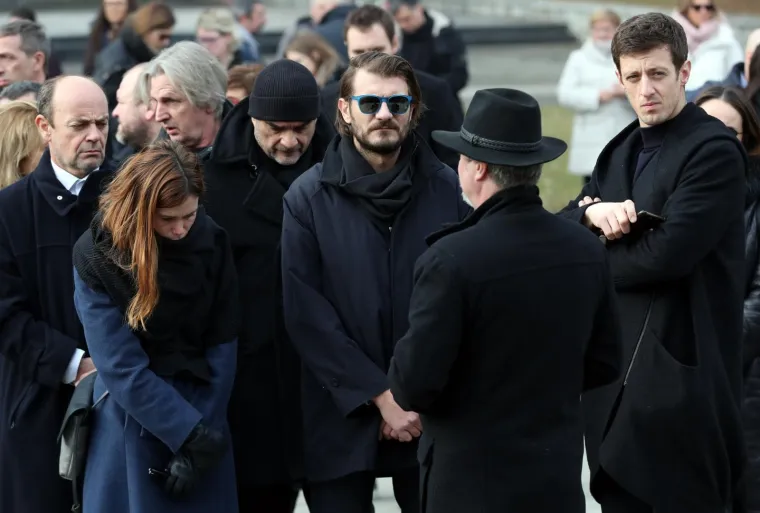 POSLJEDNI ISPRAĆAJ MLADOG GLUMCA: Na sprovod Roberta Budaka stiglo stotine ljudi