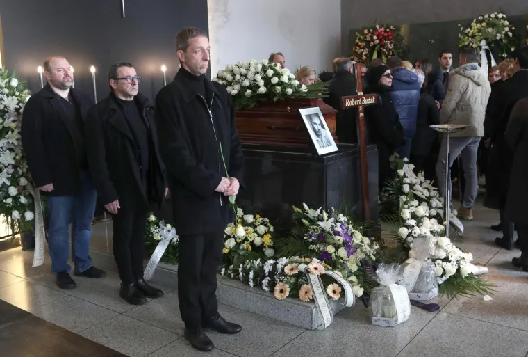 POSLJEDNI ISPRAĆAJ MLADOG GLUMCA: Na sprovod Roberta Budaka stiglo stotine ljudi
