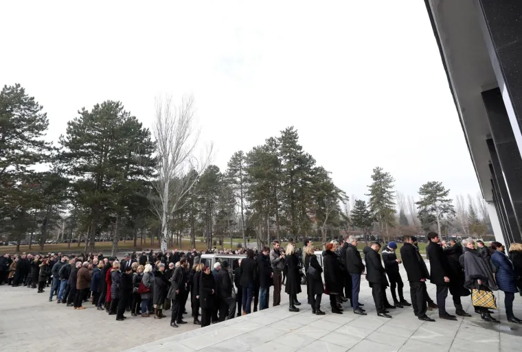 POSLJEDNI ISPRAĆAJ MLADOG GLUMCA: Na sprovod Roberta Budaka stiglo stotine ljudi