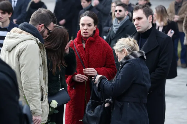 POSLJEDNI ISPRAĆAJ MLADOG GLUMCA: Na sprovod Roberta Budaka stiglo stotine ljudi