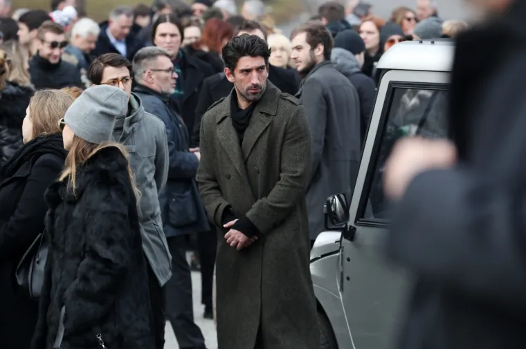 POSLJEDNI ISPRAĆAJ MLADOG GLUMCA: Na sprovod Roberta Budaka stiglo stotine ljudi