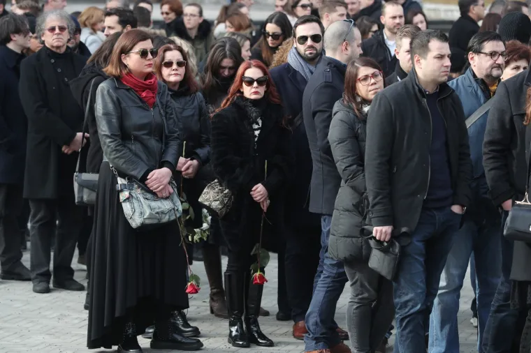 POSLJEDNI ISPRAĆAJ MLADOG GLUMCA: Na sprovod Roberta Budaka stiglo stotine ljudi