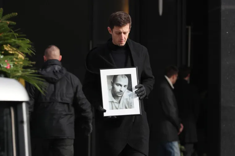 POSLJEDNI ISPRAĆAJ MLADOG GLUMCA: Na sprovod Roberta Budaka stiglo stotine ljudi