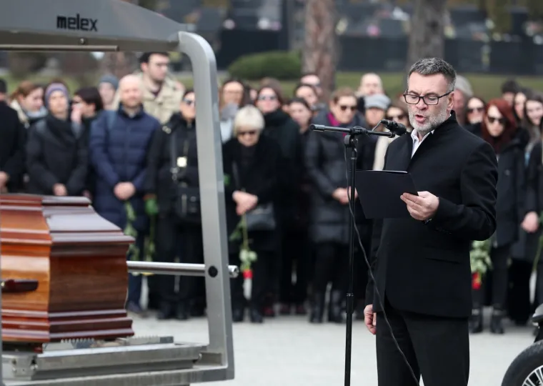 POSLJEDNI ISPRAĆAJ MLADOG GLUMCA: Na sprovod Roberta Budaka stiglo stotine ljudi