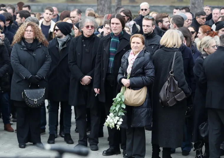 POSLJEDNI ISPRAĆAJ MLADOG GLUMCA: Na sprovod Roberta Budaka stiglo stotine ljudi