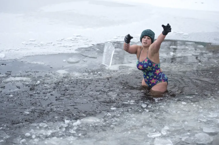 Hrabro ili ludo? Maljem razbila led i okupala se u zaleđenom jezeru. U kupaćem kostimu