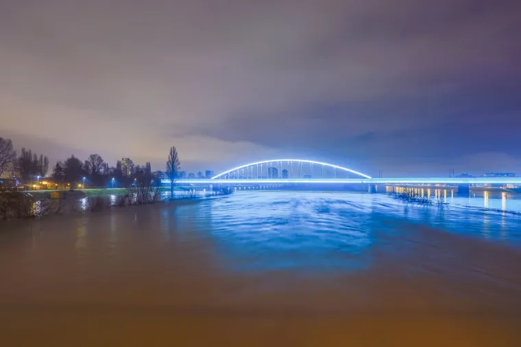 FOTO Rijeka Sava narasla za 5 metara i izlila se iz korita