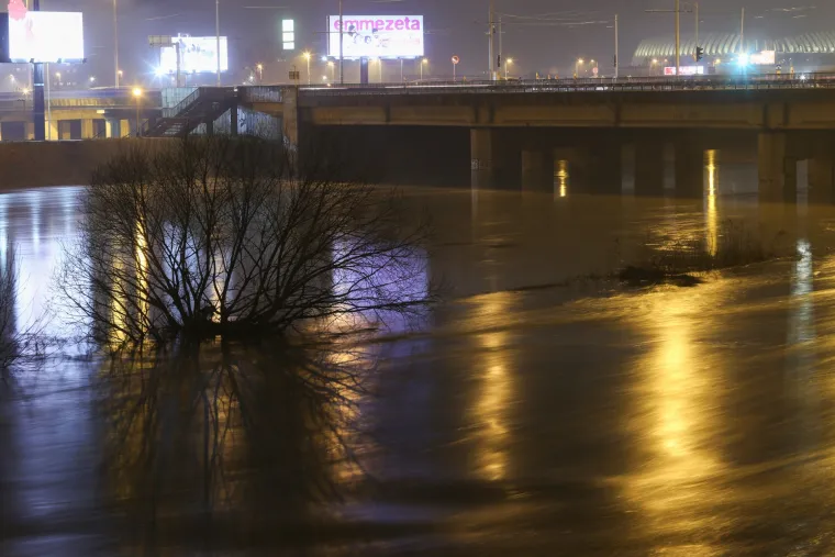 FOTO Rijeka Sava narasla za 5 metara i izlila se iz korita