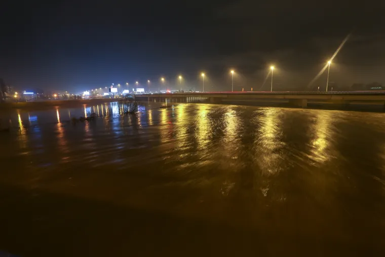 FOTO Rijeka Sava narasla za 5 metara i izlila se iz korita