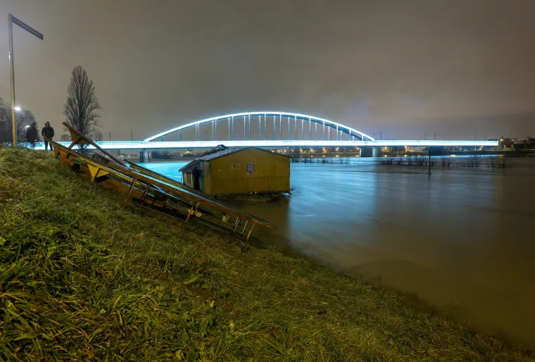 FOTO Rijeka Sava narasla za 5 metara i izlila se iz korita