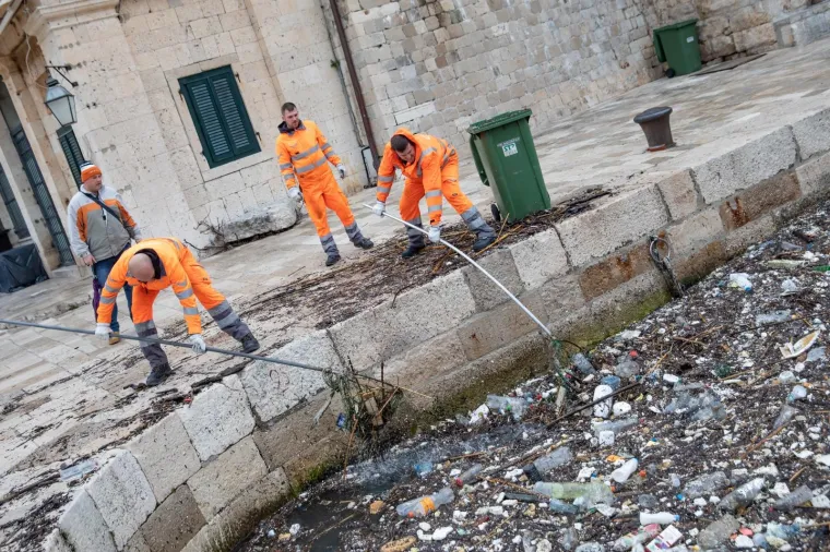 Jako jugo i gomile smeća u Dubrovniku: Otkazana procesija na Festi sv. Vlahe