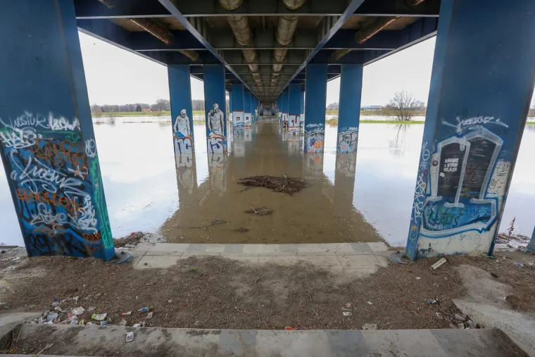 Nabujala Sava izlila se iz korita, prijeti nam i vodeni val iz Slovenije!