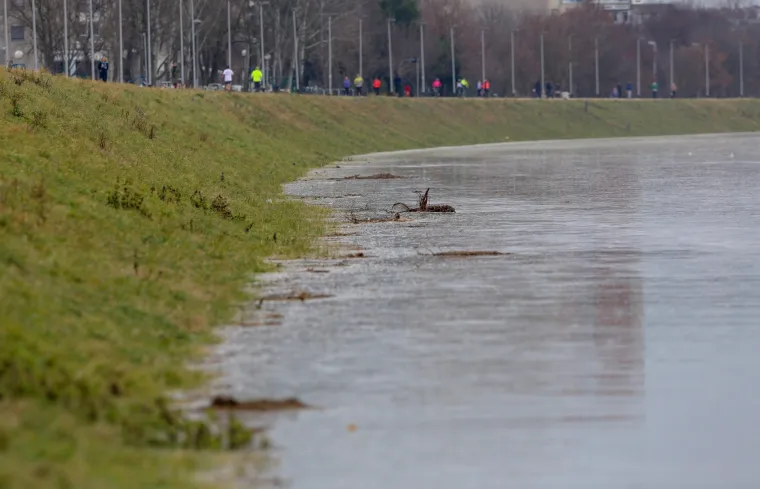 Nabujala Sava izlila se iz korita, prijeti nam i vodeni val iz Slovenije!