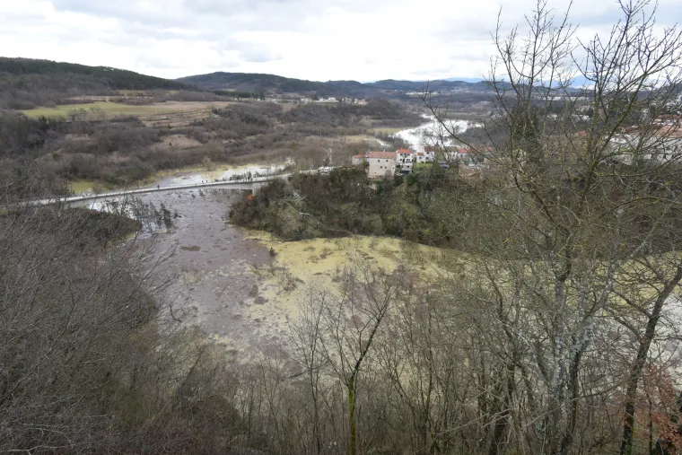 Ekstremne količine oborina u 24 sata: Ki&scaron;a začepila Pazinsku jamu, voda bila visoka čak 50 metara