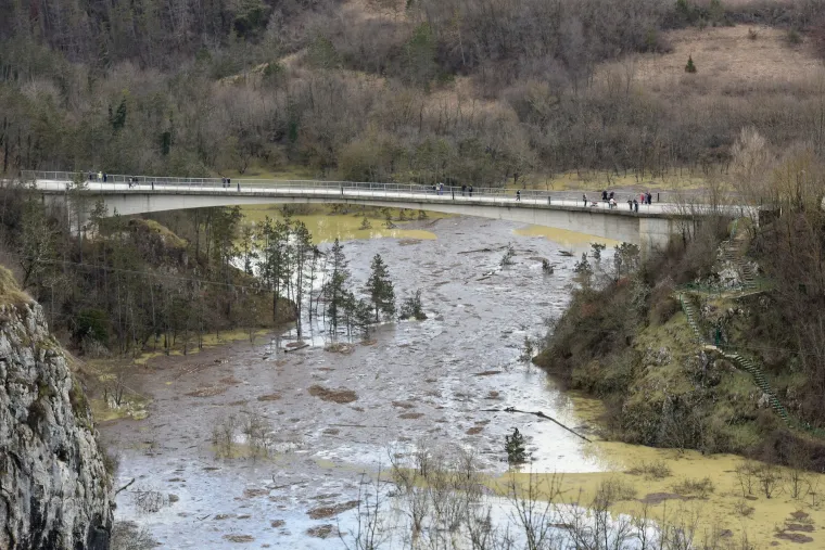 Ekstremne količine oborina u 24 sata: Ki&scaron;a začepila Pazinsku jamu, voda bila visoka čak 50 metara
