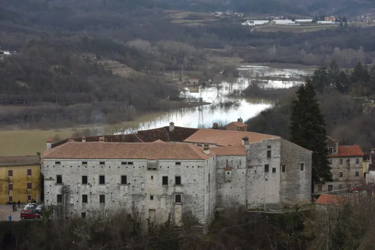 Ekstremne količine oborina u 24 sata: Ki&scaron;a začepila Pazinsku jamu, voda bila visoka čak 50 metara