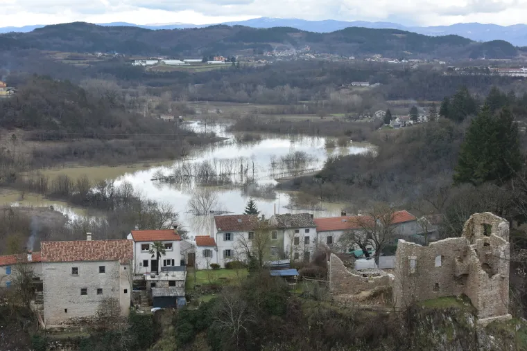 Ekstremne količine oborina u 24 sata: Ki&scaron;a začepila Pazinsku jamu, voda bila visoka čak 50 metara