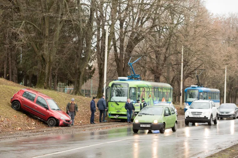 Neobična blokada prometa u Osijeku: Automobil 'zalutao' niz padinu i blokirao tramvajski promet