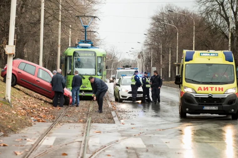 Neobična blokada prometa u Osijeku: Automobil 'zalutao' niz padinu i blokirao tramvajski promet