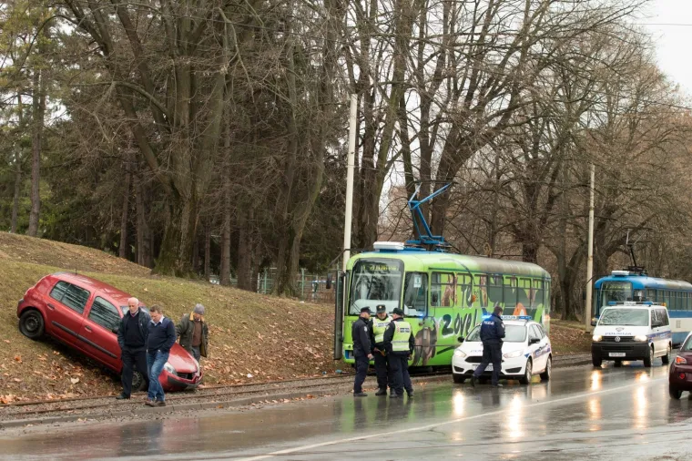 Neobična blokada prometa u Osijeku: Automobil 'zalutao' niz padinu i blokirao tramvajski promet