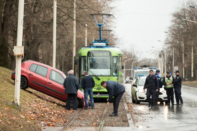 Neobična blokada prometa u Osijeku: Automobil 'zalutao' niz padinu i blokirao tramvajski promet