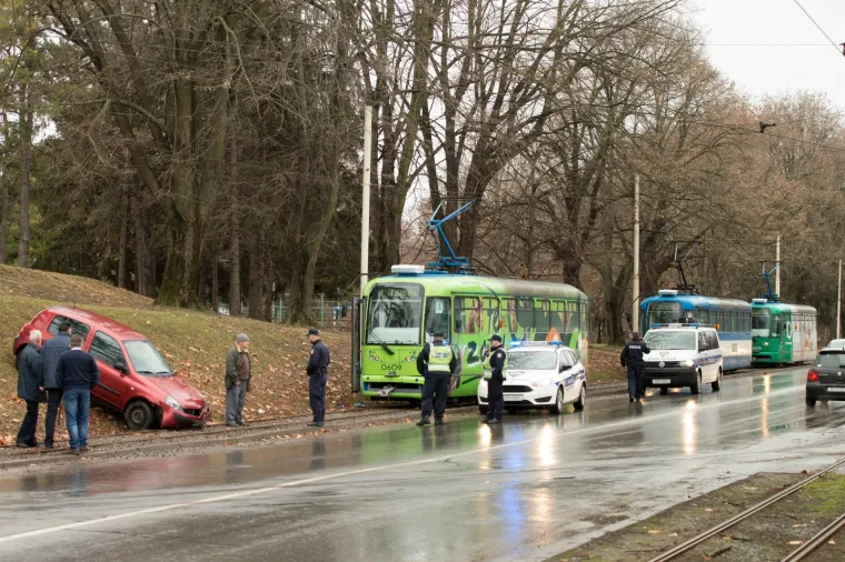 Neobična blokada prometa u Osijeku: Automobil 'zalutao' niz padinu i blokirao tramvajski promet